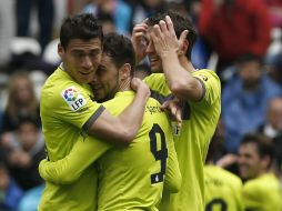 Moreno (izq) festeja con sus compañeros uno de los goles de la victoria. EFE /