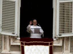 El Papa Franciso sale a la ventana de su apartamento que da a la plaza de San Pedro para el rezo del Ángelus. EFE /