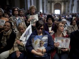 La Catedral Metropolitana estuvo colmada de fieles que acudieron con banderas vaticanas y fotos de Francisco. AP /