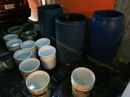 La gente podrá recolectar agua este fin de semana en que se reducirá el sumunistro. ARCHIVO /
