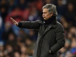 Mourinho da indicaciones en el partido del sábado que el Real Madrid ganó al Mallorca. AFP /