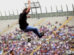 Un centenar de jóvenes tumbaron una cerca en el Foro Sol. En la imagen, aspectos de la fiesta alternativa. NTX /