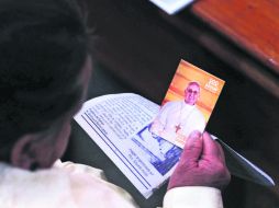 En la Ciudad de México se distribuyeron imágenes impresas del Papa Francisco, durante la misa en la Catedral Metropolitana. NTX /