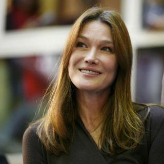 Hollande bromea sobre canción de Carla Bruni