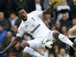 Adebayor convierte el gol que la da el pase a su equipo a los cuartos de final de la Europa League. EFE /