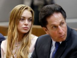 Una desmaquillada Lindsay Lohan, con su abogado, Mark Heller, durante la audiencia este lunes. AP /