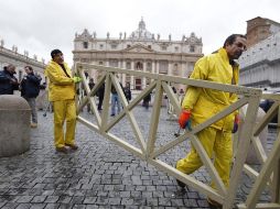 En la Basílica de San Pedro se ultiman los detalles para la celebración de la misa de inicio de Pontificado del Papa Francisco. EFE /