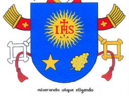 El escudo sobre fondo azul representa a los tres miembros de la Sagrada Familia. TOMADA DE @AndresenBogota  /