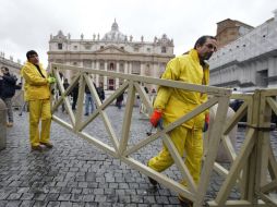 Desde este lunes fueron colocadas vallas sobre algunas zonas cercanas al lugar donde se llevará a cabo la misa. EFE /