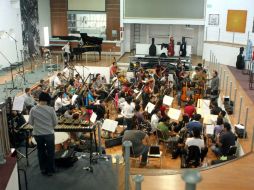 Reunidos en el Centro Cultural La Ceiba, los músicos comenzaron a afinar sus instrumentos. EL INFORMADOR /