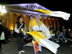 Fieles católicos se reúnen en la Plaza de Mayo, por lo que el centro de la ciudad se ha cerrado al acceso vehicular. EFE /