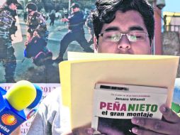 Manifestación. Un joven integrante del colectivo lee la postura de #YoSoy132 ante la reforma federal propuesta. EL INFORMADOR /