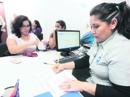 Atención a usuarios en el organismo intermunicipal. A lo largo del sexenio pasado llegaron 433 empleados más al SIAPA. EL INFORMADOR /