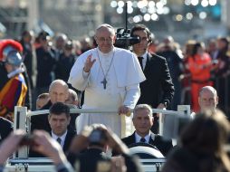 El Papa Francisco saluda a los fieles que se dieron cita a la misa de entronización en la plaza de San pedro. AFP /