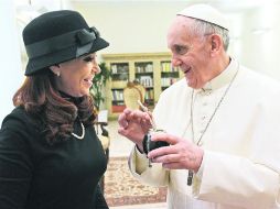 El Sumo Pontífice sostiene un mate que le obsequió la presidenta sudamericana. Fue un gesto de distensión por parte de la mandataria. AFP /