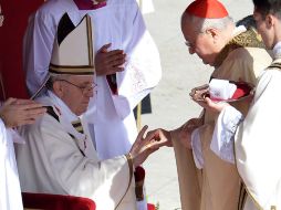 El cardenal italiano, Angelo Sodano, le colocó el anillo del Pescador al Papa Francisco. AFP /