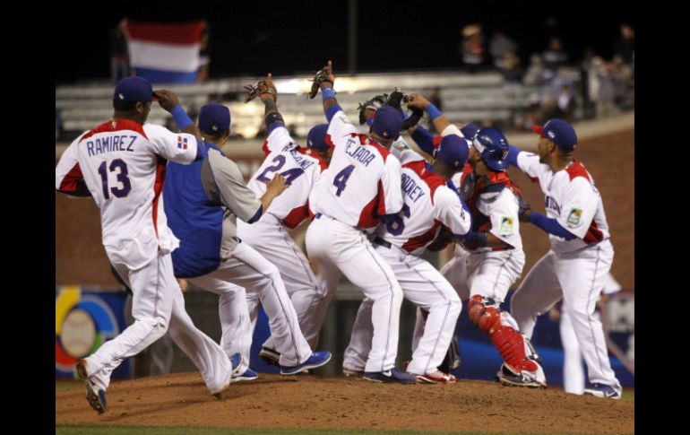 La selección dominicana goza del triunfo con su característica celebración de la flecha que apunta al cielo. EFE /
