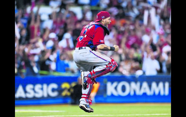 Alegría. Yadier Molina festeja tras derrotar a los japoneses en la primera semifinal del certamen. AP /