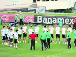 El cuerpo técnico del Tricolor da la primera charla a los jugadores, antes de iniciar el entrenamiento. MEXSPORT /