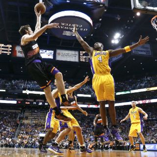 Scola y los Suns dejan en evidencia a los Lakers