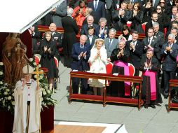 El Presidente Peña (atrás derecha) encabeza la delegación mexicana en la misa de inaguración del pontificado de Francisco. ESPECIAL /