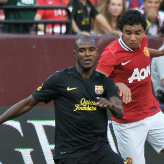 Abidal juega un año después de su trasplante