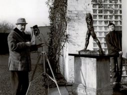 El artista Henry Moore fotografiando la escultura ''Walking Man'' de Auguste Rodin. EFE /
