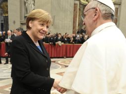 Ángela Merkel, la canciller alemana, saluda al Papa Francisco. AP /