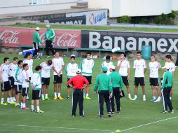 El equipo mexicano recibe indicaciones del cuerpo técnico durante la práctica. MEXSPORT /