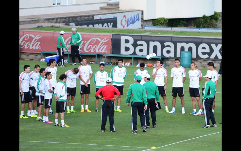 El equipo mexicano recibe indicaciones del cuerpo técnico durante la práctica. MEXSPORT /