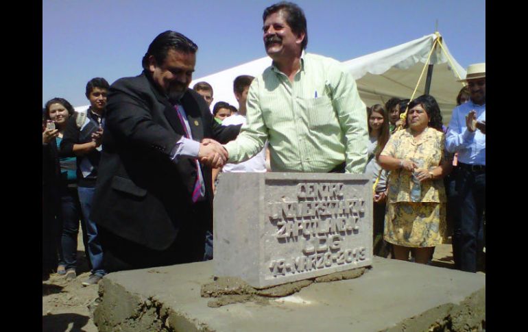 Esta tarde, junto con el alcalde de Zapotlanejo (d), el rector Cortés Guardado colocó la primera piedra del centro universitario.  /