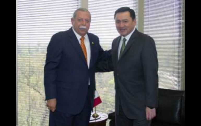 Osorio Chong comparte una fotografía de su encuentro con Torre Cantú. TOMADA DE @osoriochong  /