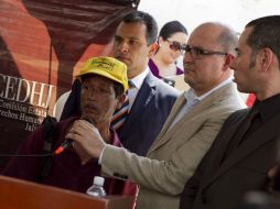 Homero (c) aclara que no pide nada, sólo ayuda para llegar a EU.  /