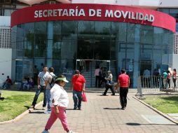 El nuevo letrero con fondo rojo y letras color plata.  /