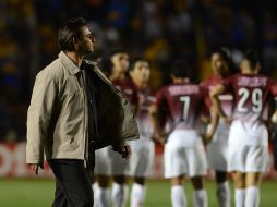 Carlos Bustos (izq) técnico del Morelia espera tener un equipo más ofensivo en dos semanas. MEXSPORT /