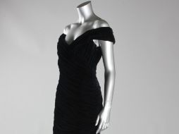 Kerry Taylor vendió un traje de terciopelo azul oscuro diseñado por el inglés Victor Edelstein. EFE /