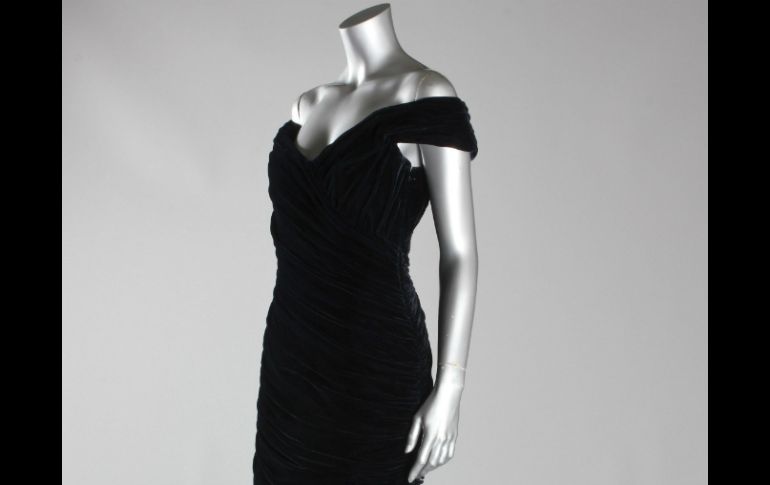 Kerry Taylor vendió un traje de terciopelo azul oscuro diseñado por el inglés Victor Edelstein. EFE /