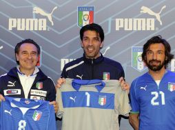 Prandelli, Buffon y Pirlo muestran la nueva playera de la selección italiana para la Copa Confederaciones. EFE /