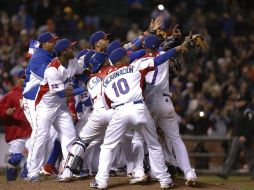 Jugadores de República Dominicana señalan su bandera tras ganar el Clásico Mundial de Béisbol. EFE /