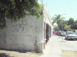 Jardín contiguo a una vivienda en Herrera y Cairo, entre Rubén Darío y Terranova, que, según vecinos, es punto de reunión de asaltantes EL INFORMADOR /