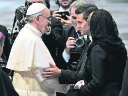 El Papa Francisco dialoga con el jefe del Ejecutivo mexicano, acompañado de su esposa. NTX /