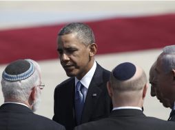 Barack Obama (c) durante la ceremonia de bienvenida celebrada a su llegada al aeropuerto de Ben Gurion. EFE /