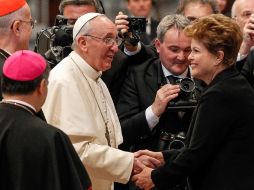 En una audiencia no prevista, el Papa Francisco también se reúne con la presidenta de Brasil, Dilma Rousseff. AP /