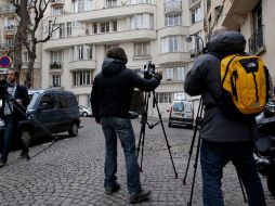 Miembros de los medios de comunicación permanecen afuera del edificio en el que se encuentra la casa de Christine Lagarde. AP /