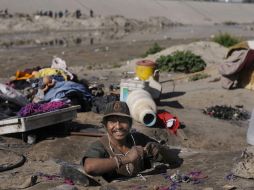 Ismael Martínez , originario de Oaxaca, saliendo de uno de los túneles a respirar un poco de aire fresco en Tijuana. EFE /