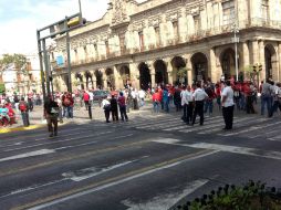 Trabajadores del Ayuntamiento se mantuvieron frente a Palacio para pedir un aumento salarial.  /