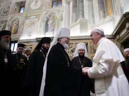 El Papa Francisco (d) recibiendo en una audiencia privada a representantes de distintas organizaciones religiosas. EFE /