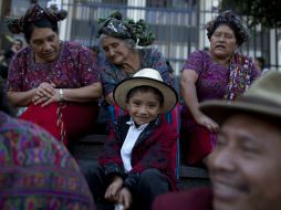 Indígenas del área de Nebaj sonrién en la Plaza de los Derechos Humanos, en la ciudad de Guatemala. EFE /