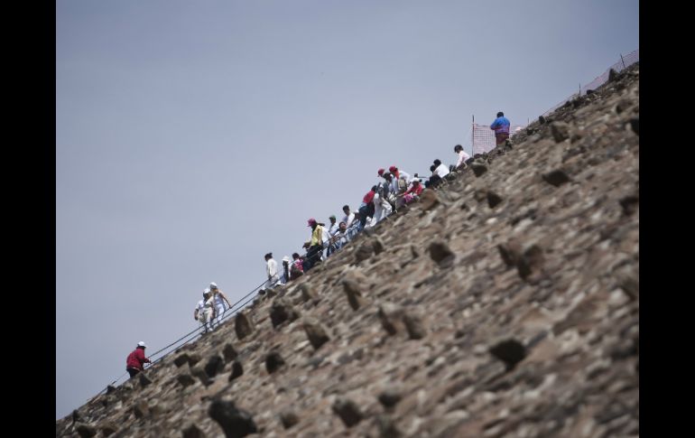 Miles de personas reciben el equinoccio de primavera en las zona arqueológica. XINHUA /