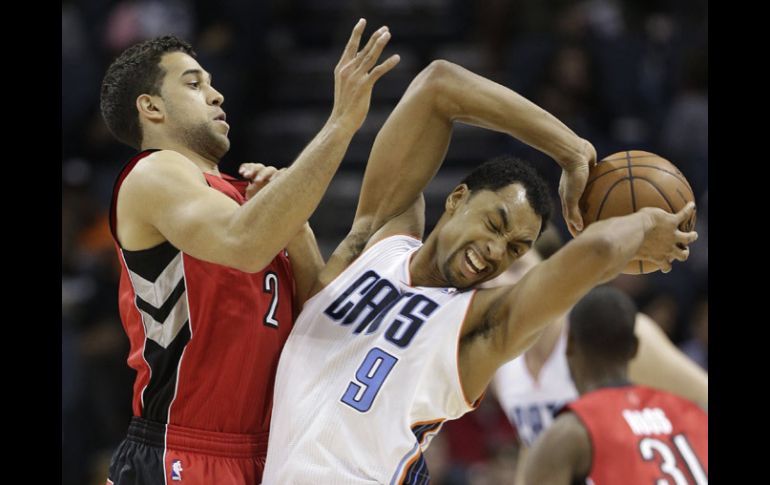 Henderson y Fields disputan un balón durante el partido. AP /